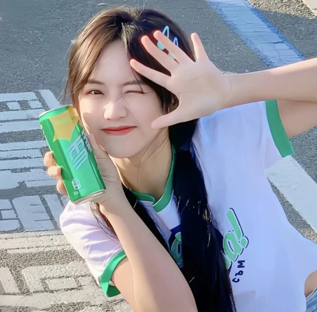 坐推土机的少女